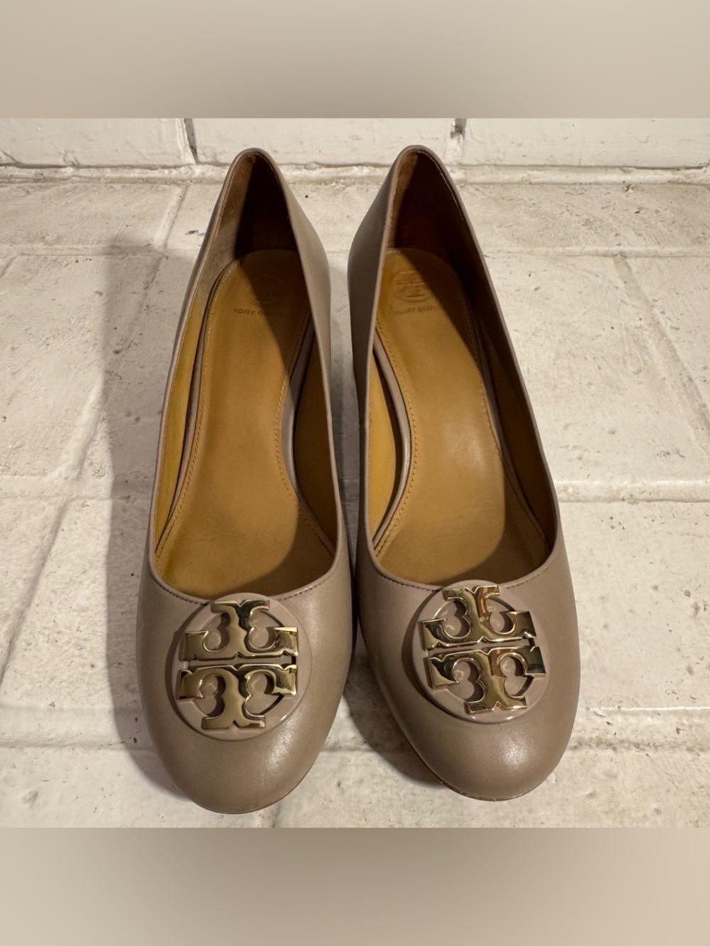 Tory Burch Claire 50mm Round Toe Pump French Gray Gold Size 10 - Picture 9 of 16